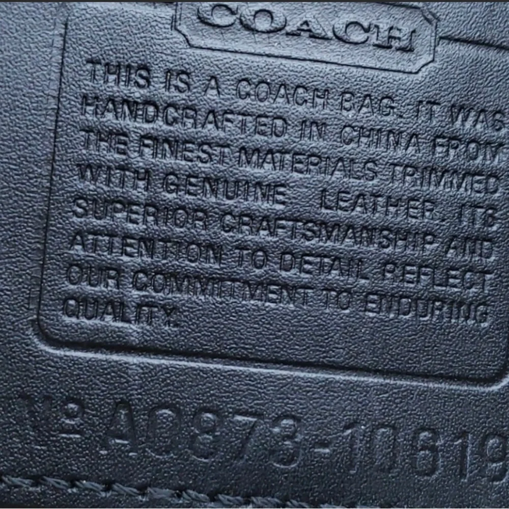 COACH SIGNATURE
Canvas/leather/metal strap.
Great condition. Measures at 12"x9". - Picture 5 of 6